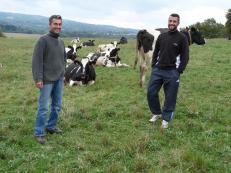 Lionel et Loïc Batisse, éleveur de Prim'Holstein, utilisateur des solutions SOBAC, (63).