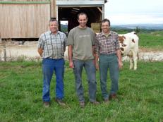 Pierre, Christian et Fabrice, éleveurs de vaches allaitantes et laitières en Isère, utilisateur des solutions SOBAC.