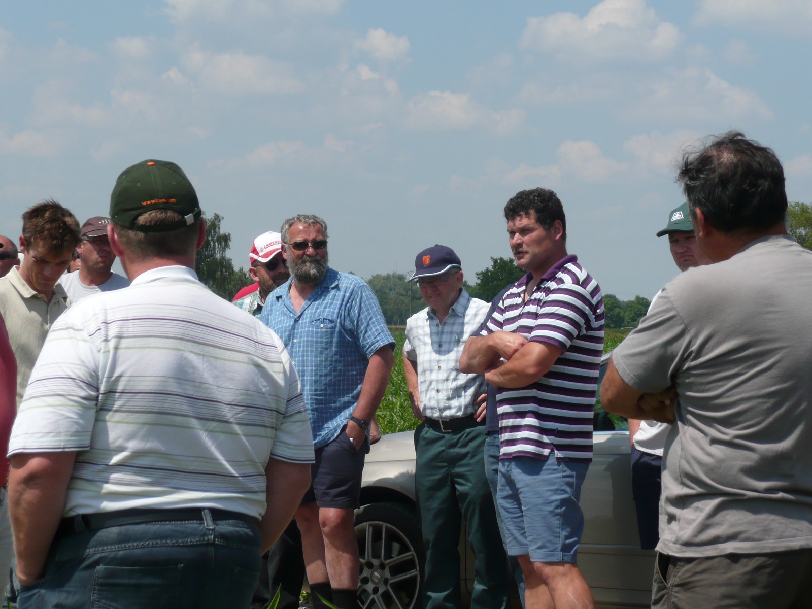 Participants autour d’un profil de sol et d’ateliers agronomiques en grandes cultures